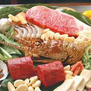 テンダーロインステーキ ガーリックシュリンプ コンニャク魚の踊り焼き 紅イモ 島豆腐の鉄板焼 玉葱ソテー ゴーヤーちゃんぷるー 焼き野菜 特製スープ フレッシュサラダ ガーリックトーストorライス