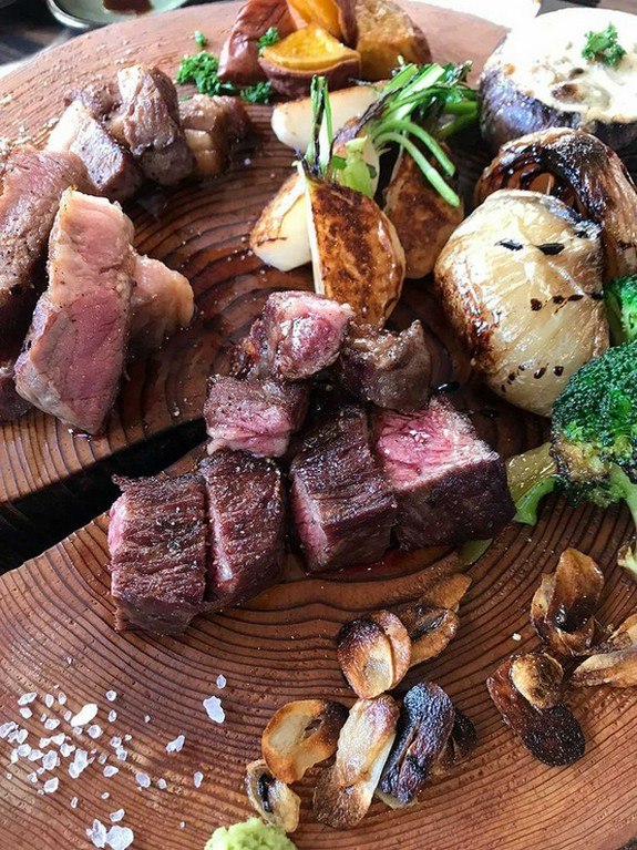 名物！お肉の丸太盛り