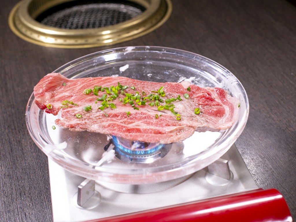 選び抜かれたサーロインを自分で焼いて楽しめる『水晶プレートで焼く極撰サーロイン焼きしゃぶ』