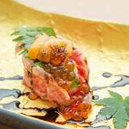 スライスしたロース肉で酢飯を包み、北海道産の生ウニやイクラを乗せた贅沢な一皿です。焼肉店で本格的な寿司がいただけるのは、和食出身の斉藤さんならでは。とびこのプチプチ食感と相まって、格別の味わいです。