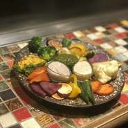 十数種類の野菜を鉄板で焼き、バーニャソース・ツナマスタードソース・日替わりソースの三種でお召し上がりください。