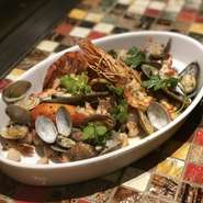 新鮮な魚介をふんだんに使ってつくる豪快な魚料理になっております。味付けはシンプルに塩・胡椒で、ガーリックオイルとバジルの風味で食欲が増す一品。
