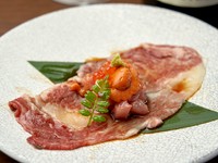 和牛とまぐろの生うに包み