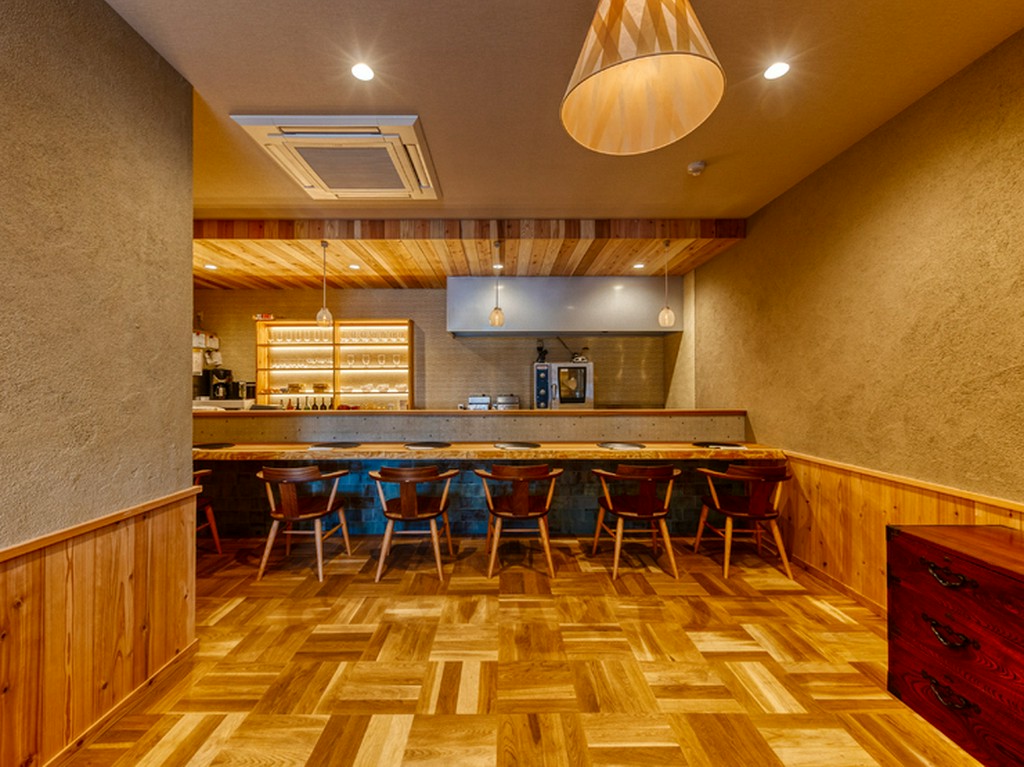 天然木の質感を基調とした、スタイリッシュな和空間でくつろげる