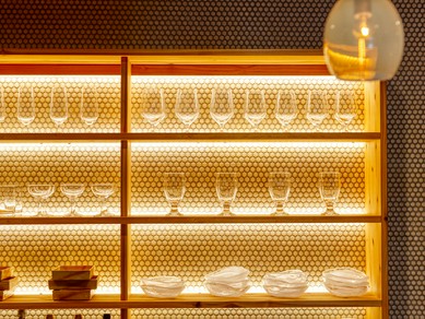 主張しすぎず食事に寄り添う、気軽な日本酒と日本ワイン