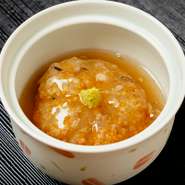 丁寧にすり下ろした蓮根を茶巾に絞って蒸しあげた『蓮根まんじゅう』は、店主自慢の一品。もっちりとした口あたりで、出汁を効かせたやさしい味わいが広がります。葛を使ったとろみ餡とともにどうぞ。