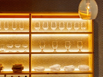 洋の東西を問わず、美しい料理を引き立てる器を採用