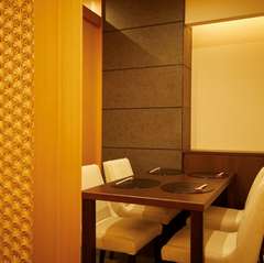 程よいプライベート感のある、組子の仕切りを使った半個室