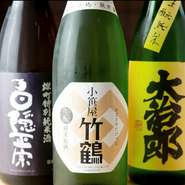 その季節にしか飲むことのできない厳選された日本酒を、常時8～10種類用意。しぼりたて新酒やひやおろしなど、移り行く四季を表現した日本各地の銘酒が、ゲストとの出合を待ち焦がれています。