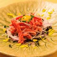 少し甘辛のたれはクセになる味。仕上げにのせた卵黄に専用のソースをかけていただきます。