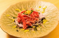 少し甘辛のたれはクセになる味。仕上げにのせた卵黄に専用のソースをかけていただきます。