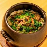 だしで炊いた御飯の上に、甘辛く炒めた牛肉をのせています。だしの効いた御飯と甘辛牛肉の相性は抜群です。
