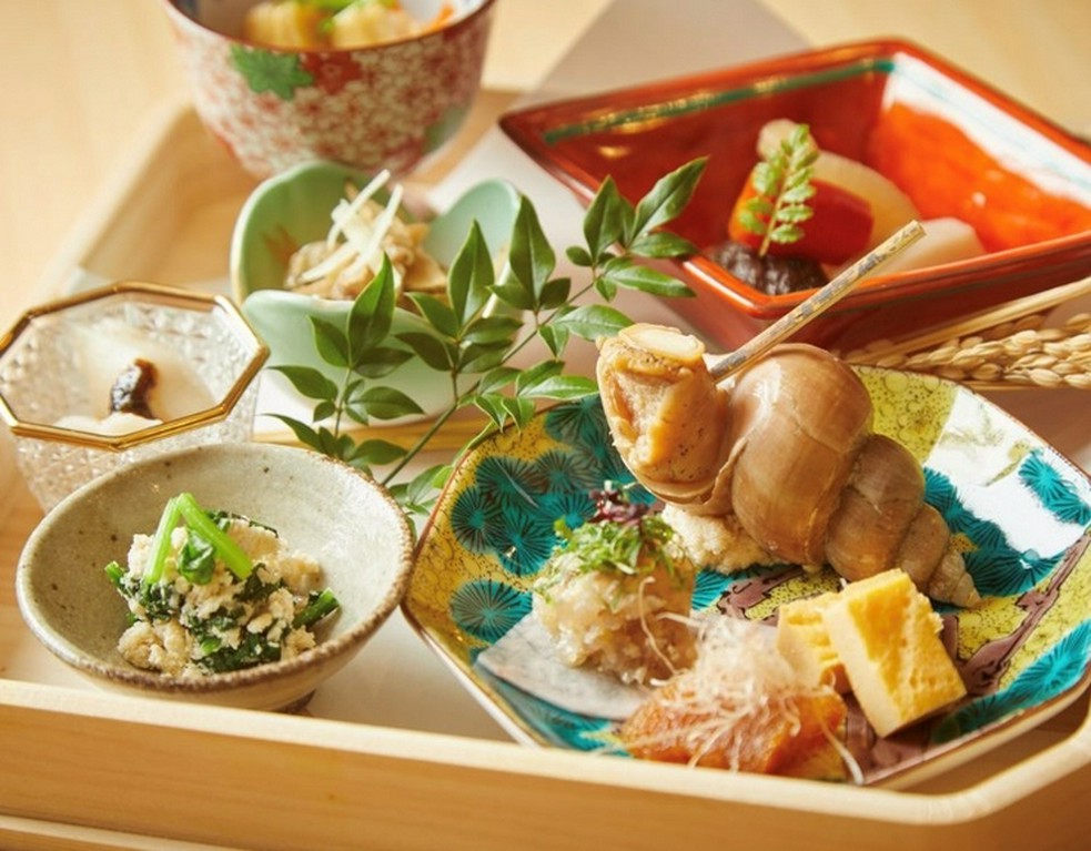 コースのスタートを華やかに彩る一皿、旬の食材をふんだんに取り入れた『季節を感じる前菜盛り合わせ』