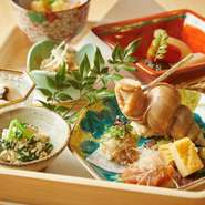 二十四節気を意識し、全国各地の選び抜かれた旬の食材がふんだんに使われています。季節や仕入れによって変わる、さまざまな食材との出合も楽しみの一つ。見た目にも美しい一皿から移り行く季節を感じられます。