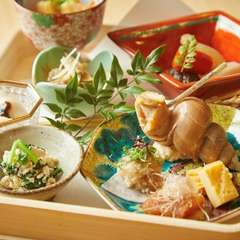 コースのスタートを華やかに彩る一皿、旬の食材をふんだんに取り入れた『季節を感じる前菜盛り合わせ』