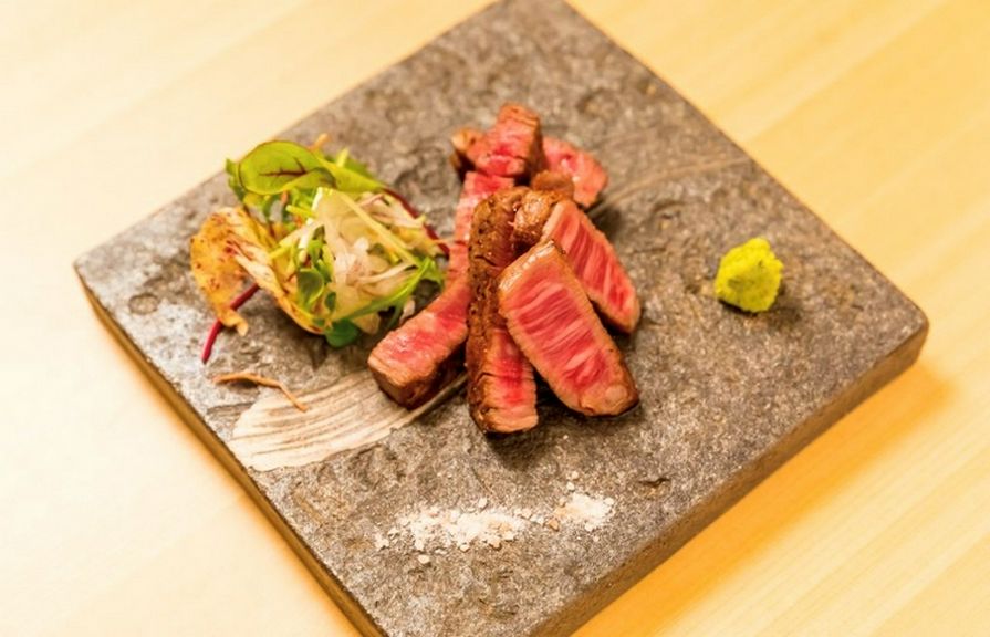 肉厚でしっかりしているのに食感はやわらか。シンプルな味付けで肉の味を楽しめる『黒毛和牛のステーキ』