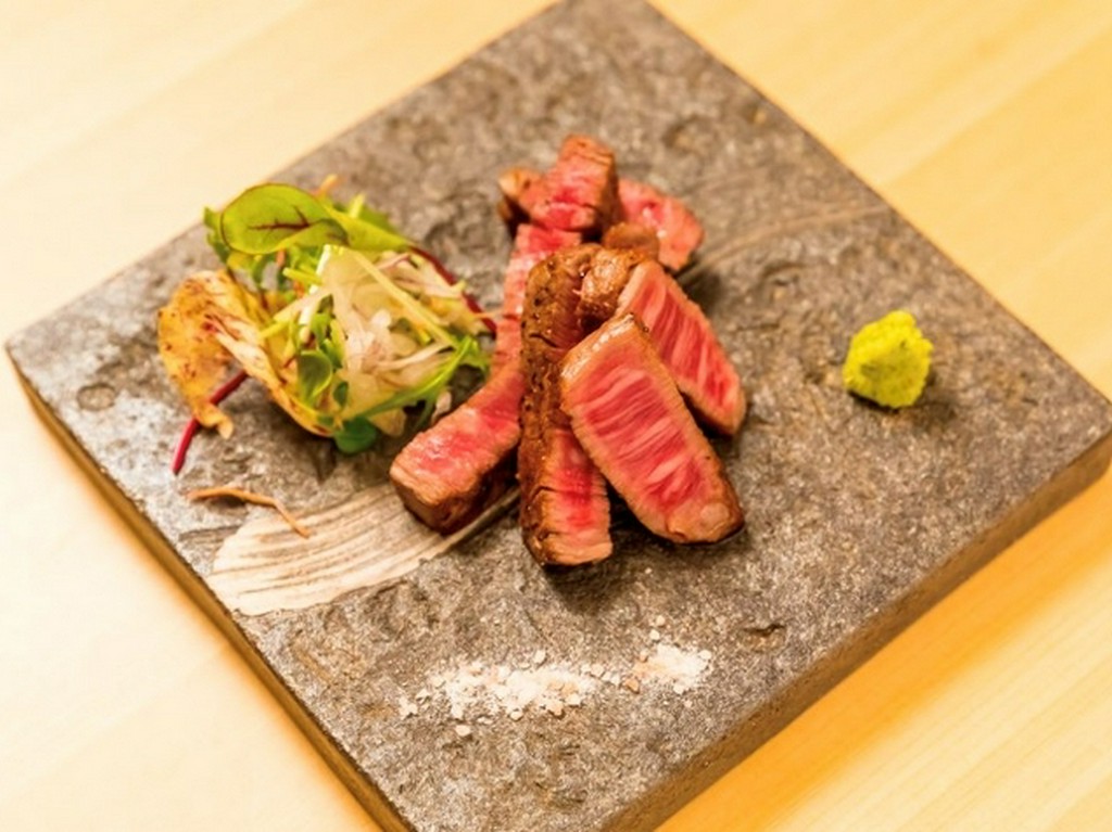 肉厚でしっかりしているのに食感はやわらか。シンプルな味付けで肉の味を楽しめる『黒毛和牛のステーキ』