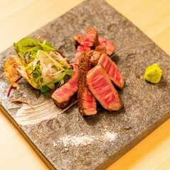 肉厚でしっかりしているのに食感はやわらか。シンプルな味付けで肉の味を楽しめる『黒毛和牛のステーキ』