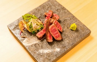 肉厚でしっかりしているのに食感はやわらか。シンプルな味付けで肉の味を楽しめる『黒毛和牛のステーキ』