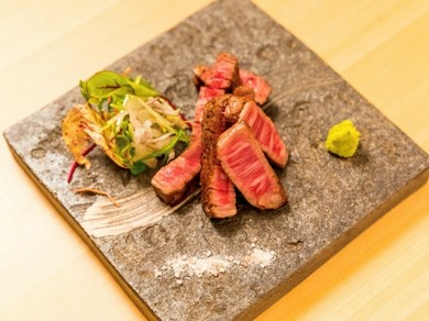 肉厚でしっかりしているのに食感はやわらか。シンプルな味付けで肉の味を楽しめる『黒毛和牛のステーキ』