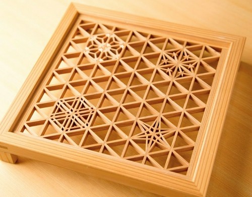 握りずしの皿としても使われている、伝統芸能の組子