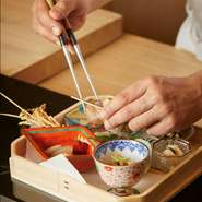 どんなゲストにも寄り添ったサービスを心掛けていると語る料理人。旬の鮮魚、季節の野菜、厳選された黒毛和牛など幅広く食材を用意することで、ゲストの気分や体調に合わせたもてなしをしてくれます。