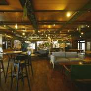 飲食店として長く運用されていた建物をリノベーションした、レトロモダンな店舗となっています。特に2021年4月にスタートさせた2階のカフェは、照明やグリーンの配置にもこだわったおしゃれな空間です。