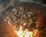 妻地鶏は宮崎県産の銘柄鶏。柔らかい肉質が特長の妻地鶏を、炭火で全体をいぶすように焼き上げたため、ふんわりと柔らかくジューシーに仕上がっています。炭の香りと鶏肉の旨味を堪能してみてはいかがでしょうか。