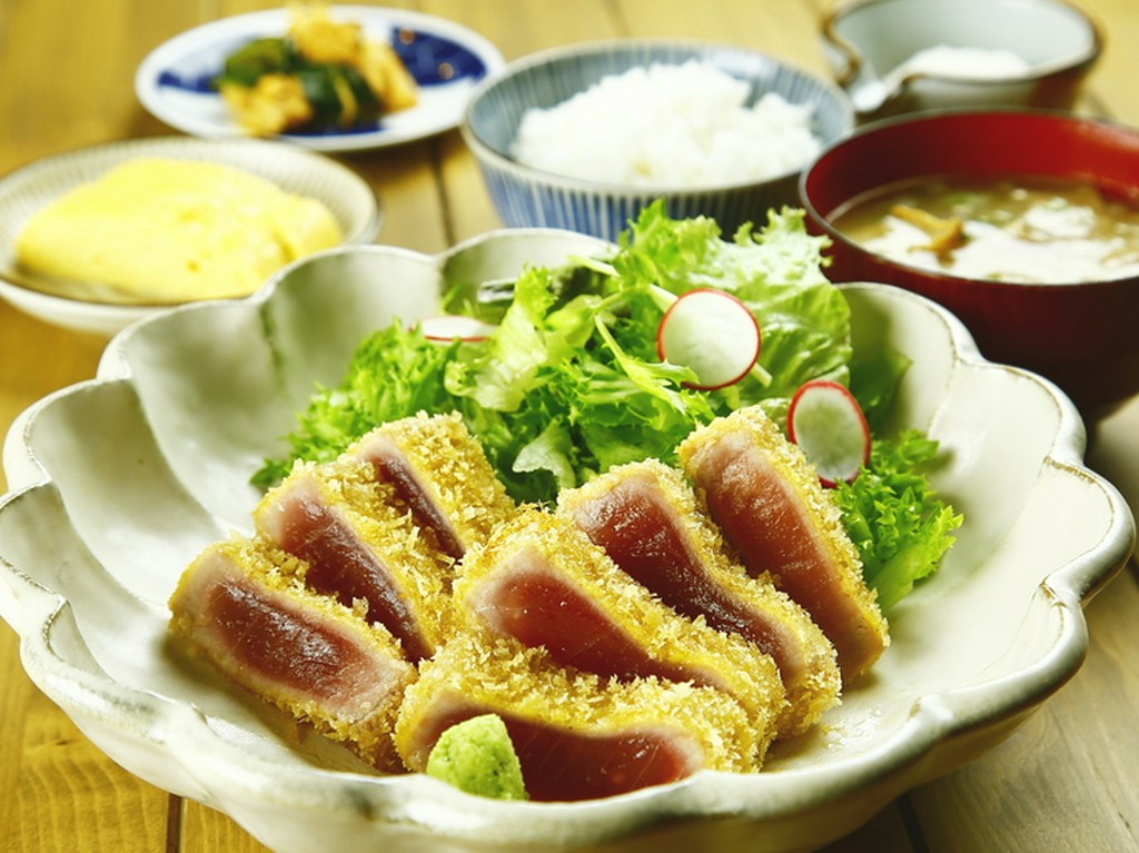 厚切りでボリュームたっぷり、満腹になれる『マグロレアカツ定食』