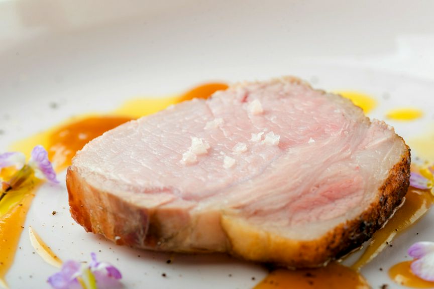 一口で食べればきっと虜に。ピュアな味わい『大沼あかり農場　豚ロースの一皿』
