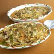 延岡のソウルフードと呼ばれる『あんかけ焼きそば』。その中でも草分け的存在として、多くのファンに長く愛される一軒です。地元の食材にこだわり、旬の野菜をふんだんに取り入れています。