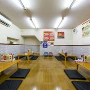 この味を求めて多くのゲストがこぞって訪れる【延岡珉珉宮崎本店】。店内は大衆食堂のようなアットホームな雰囲気。ゆったりとしたスペースの座敷席は小さな子どもを連れたファミリーも快適に過ごせます。