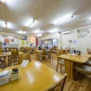 初めて訪れるゲストも気軽に入りやすい、明るく開放的な店内。一人で訪れるゲストやカップルも多く、様々な年代のゲストでいつも賑わっています。駐車場もあるので、車での来店にも便利！！