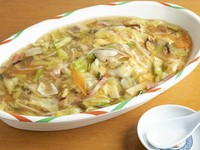 旬の野菜を取り入れた、体思いの『薬膳あんかけ焼きそば』はあっさりとした味わい