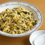 じっくりと寝かせた、自家製の高菜がたっぷりと入っています。ふんわりとした玉子にピリ辛の高菜が絶妙！後をひく美味しさです。この一皿を目当てに遠方から訪れるゲストもいるのだそう。