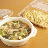 テイクアウトは家庭で【延岡珉珉宮崎本店】の味わいが手軽に楽しめると大好評。『薬膳あんかけ焼きそば　特大サイズ』は、あんかけもたっぷり！2人前で1000円と家計にも優しく、リピーター続出です。