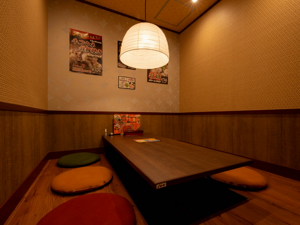 ゆっくり食事を楽しめ、6名まで利用可能な掘りごたつの座敷席