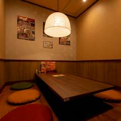 ゆっくり食事を楽しめ、6名まで利用可能な掘りごたつの座敷席