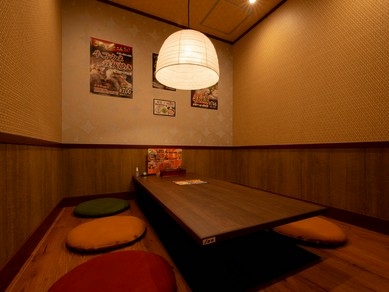 ゆっくり食事を楽しめ、6名まで利用可能な掘りごたつの座敷席