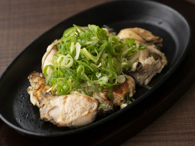 ぷりぷりの身から溢れ出る濃厚な旨み、広島名物を味わえる『牡蠣の鉄板焼き』（バターorポン酢）