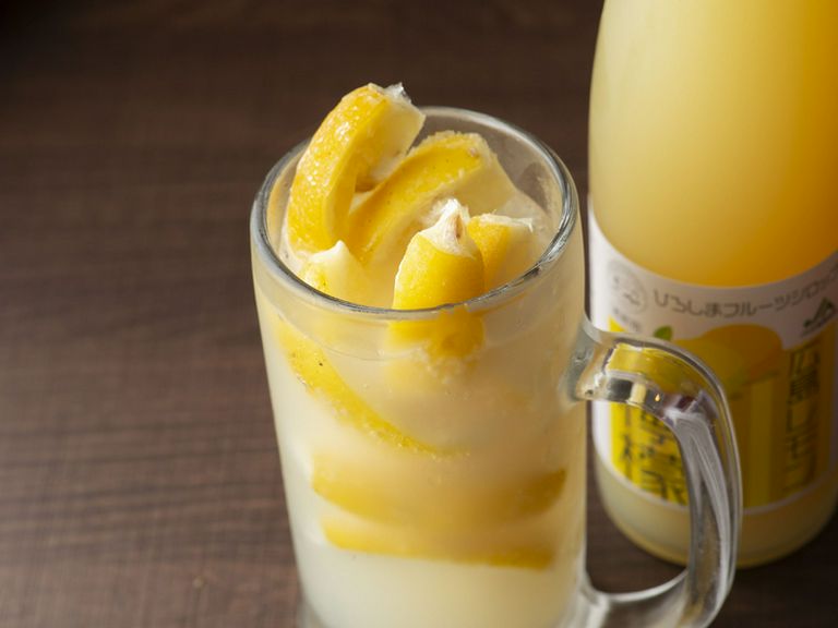 凍らせたレモンが徐々に溶けていくので、お得な継ぎ足しおかわりもできる『広島レモンサワー』