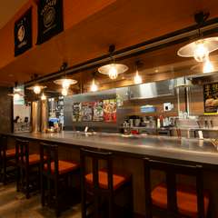 焼きの作業を間近で見たいなら、カウンター席がオススメ