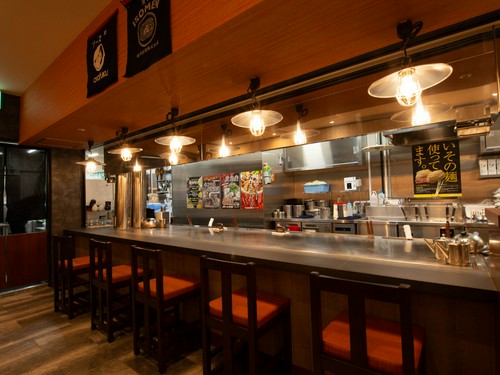 焼きの作業を間近で見たいなら、カウンター席がオススメ