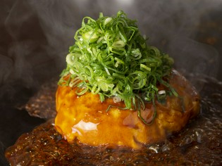 オムレツのような、丸いドーム型のお好み焼き『電光石火』