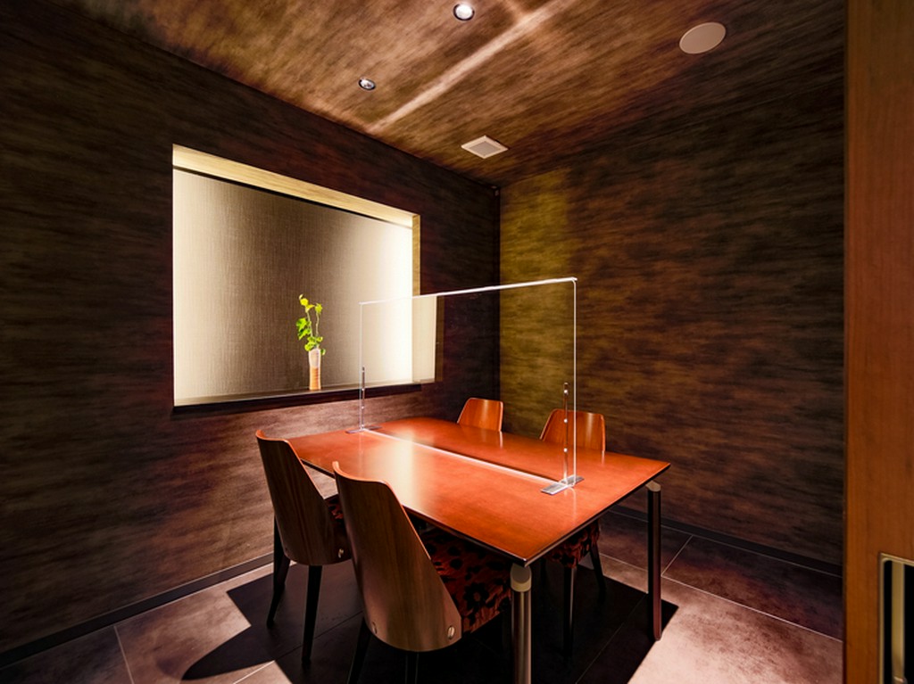 隣席を気にすることなく、プライベートなひと時を満喫できる個室