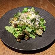つぶ貝の程よい山葵のツン！とおろし醤油ドレッシングの和風サラダ。