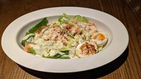 ベーコンではなく鮭フレーク。
歯ごたえのあるロメインレタスのパルミジャーノチーズたっぷりのシーザーサラダです。