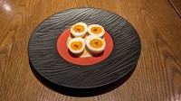 半熟卵に味噌マヨとアンチョビをのせてます。