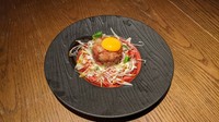 生の海老をたたいてユッケに。海老の甘さとピリ辛ソースを卵黄で絡めて