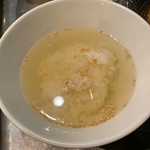 最初に召し上がっていただいた黄金出汁に更に鯛出汁を＋。
サラサラっとの茶漬けです。